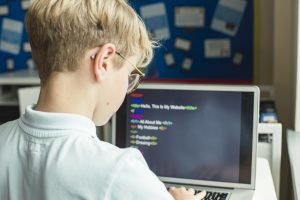 Programavimas vaikams: Patarimai, ištekliai ir projektai
