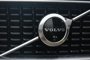 Volvo evoliucija: Nuo saugos naujovių iki tvarios praktikos
