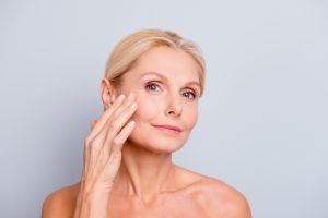 Odos priežiūros priemonės stabdančios odos senėjimą: Patarimai jaunatviškai veido odai