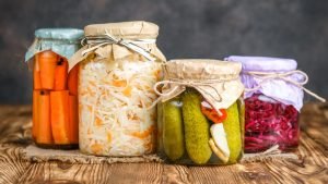 Raugint maisto produktai: Patarimai, kaip į savo mitybą įtraukti daug probiotikų turinčius maisto produktus